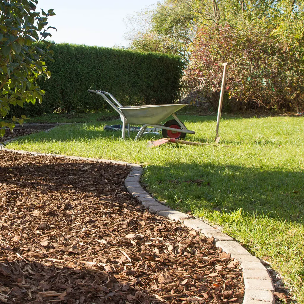MUX60-Rindenmulch-Kiefer-Mix-Anwendung2.webp